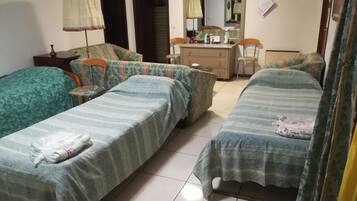 2 dormitorios, caja fuerte, escritorio y tabla de planchar con plancha