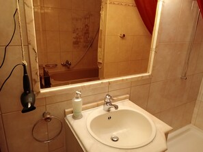 Badewanne, Haartrockner, Bidet, Handtücher