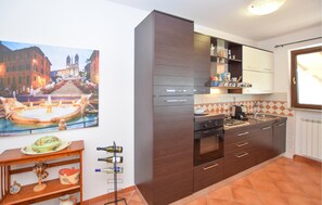 Refrigerador, parrilla de estufa, lavavajillas y utensilios de cocina 