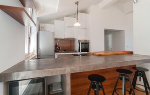 Kjøleskap, ovn, kokeplater og oppvaskmaskin