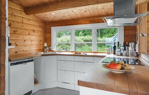 ثلاجة، فرن، غسالة أطباق، ماكينة لصنع القهوة/الشاي