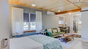 1 habitación, escritorio, tabla de planchar con plancha y cuna de viaje