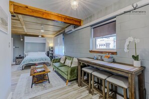 1 bedroom, desk, iron/ironing board, travel cot - Luxe King Studio w/ Amazing View ~ Free Parking & WiFi (Memphis)