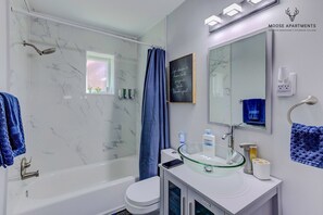 Hair dryer, towels - Luxe King Studio w/ Amazing View ~ Free Parking & WiFi (Memphis)