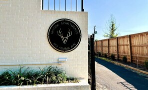 Exterior detail - Luxe King Studio w/ Amazing View ~ Free Parking & WiFi (Memphis)