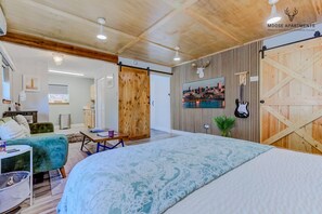 1 bedroom, desk, iron/ironing board, travel crib - Luxe King Studio w/ Amazing View ~ Free Parking & WiFi (Memphis)