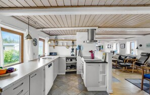 Frigorífico, microondas, placa de cocina y lavavajillas