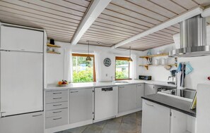 Fridge, stovetop, dishwasher, coffee/tea maker - Gorgeous home in Thyholm with kitchen (Thyholm)
