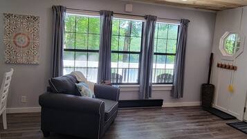 Smart-TV, DVD-Player, Bücher, Videothek