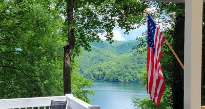 Nantahala Lakeview, Wi-fi, Pet friendly*, firepit, pool table, hiking-boating