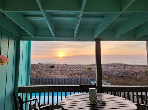 Oceanfront! 2 King Beds! Beach Gear! Walk to Boardwalk!