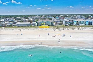 Na praia, espreguiçadeiras, toalhas de praia 