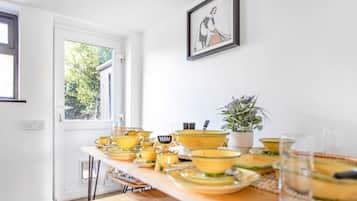 Cottage | Private kitchen | Fridge, microwave, oven, stovetop