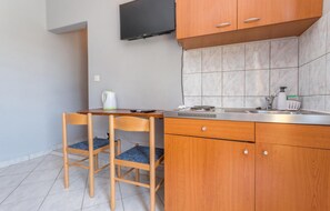 Fridge, stovetop, dishwasher, coffee/tea maker