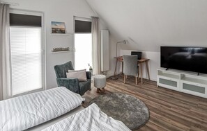 3 bedrooms, travel cot, free WiFi, bed sheets