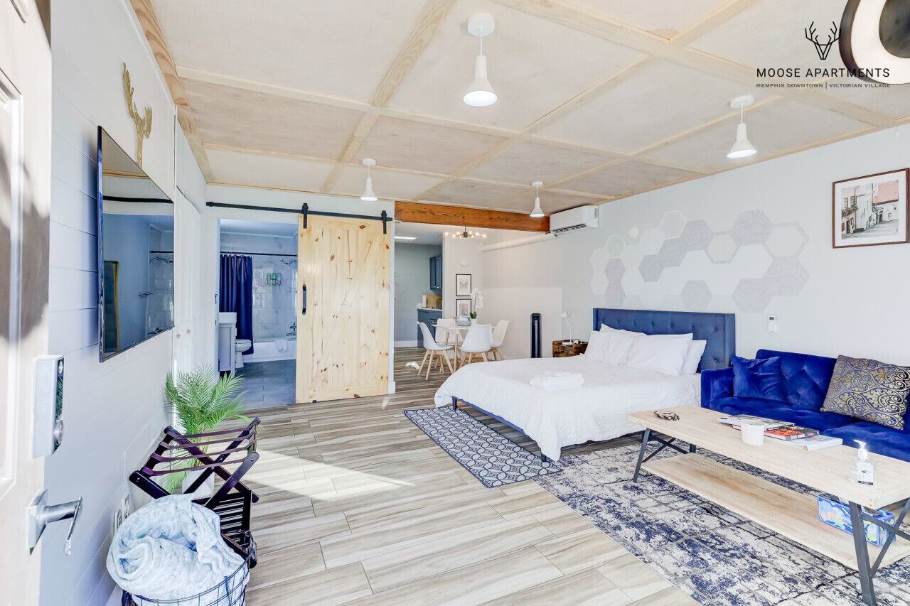 1 habitación, escritorio, tabla de planchar con plancha y cuna de viaje 