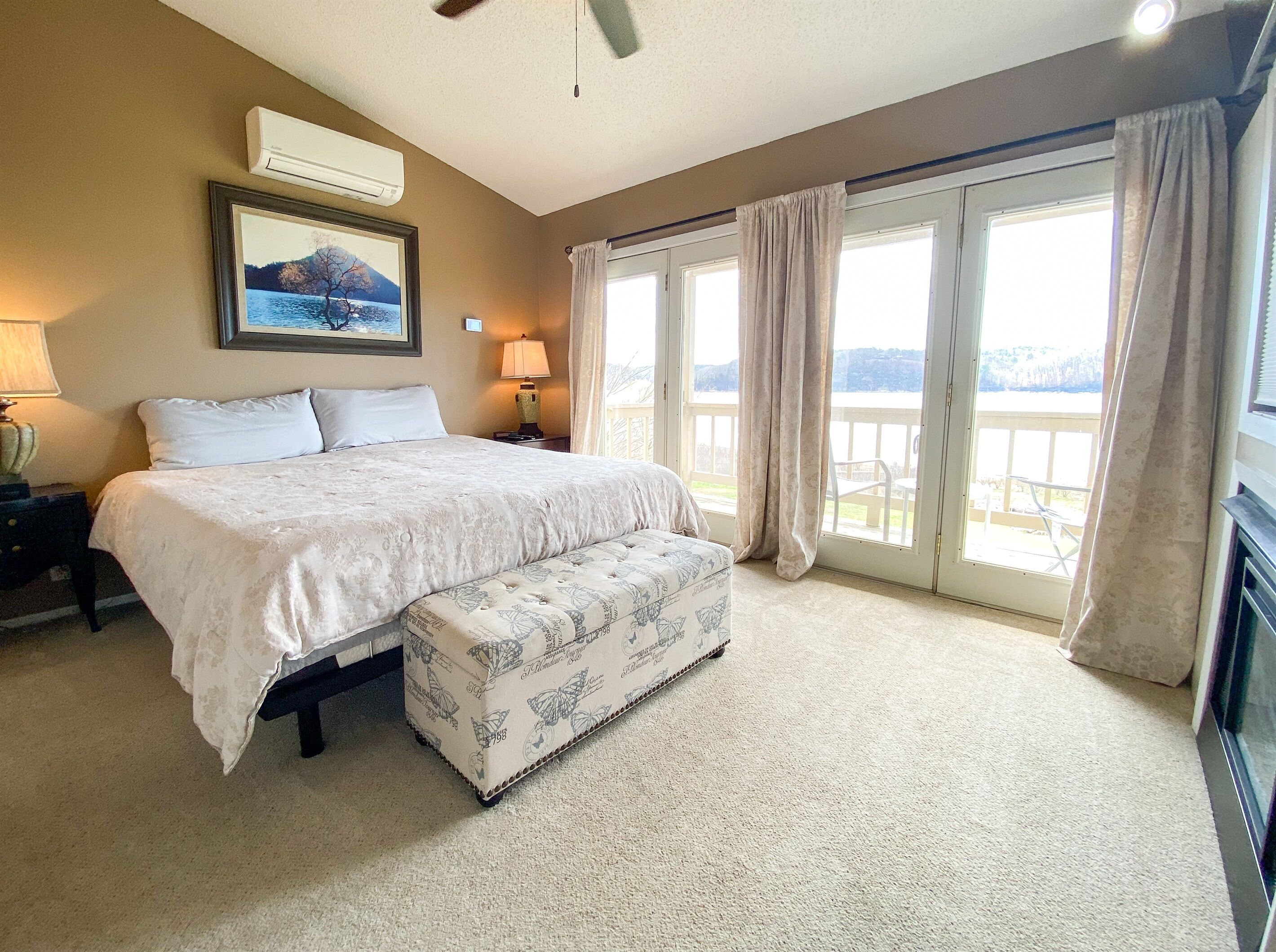 4 soverom, skrivebord, strykejern/-brett og reiseseng for barn