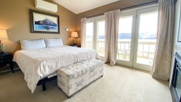 4 soverom, skrivebord, strykejern/-brett og reiseseng for barn