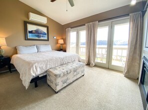 4 sovrum, skrivbord, strykjärn/strykbräda och resesäng