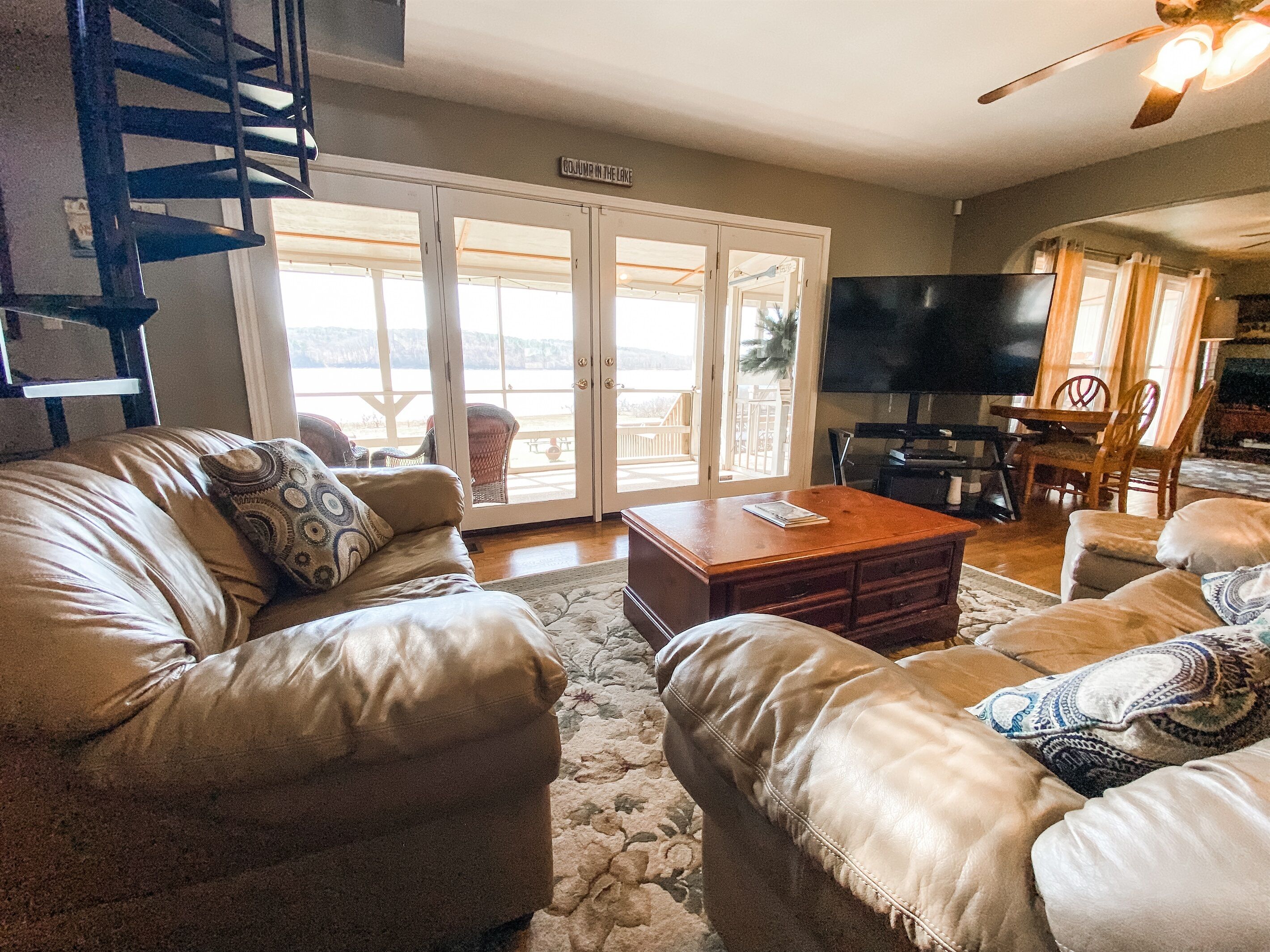 Smart TV, caminetto, lettore DVD, tavolo da ping pong