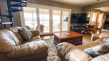 Smart-TV, peis, DVD-spiller og bordtennis