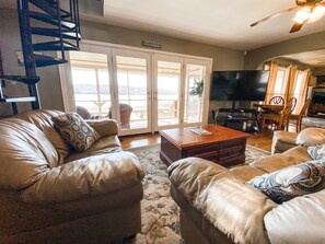 Smart-tv, eldstad, dvd-spelare och ett bordtennisbord