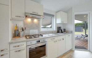 Kylskåp, spishäll, diskmaskin och kaffe- och tebryggare