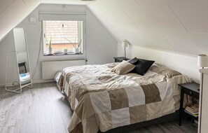 4 bedrooms, travel crib, free WiFi