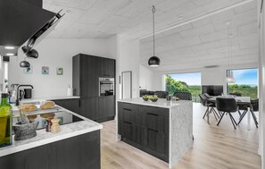 ثلاجة، موقد طهي مسطح، غسالة أطباق، ماكينة لصنع القهوة/الشاي