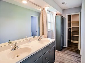 Badekar, hårføner, håndklær og såpe