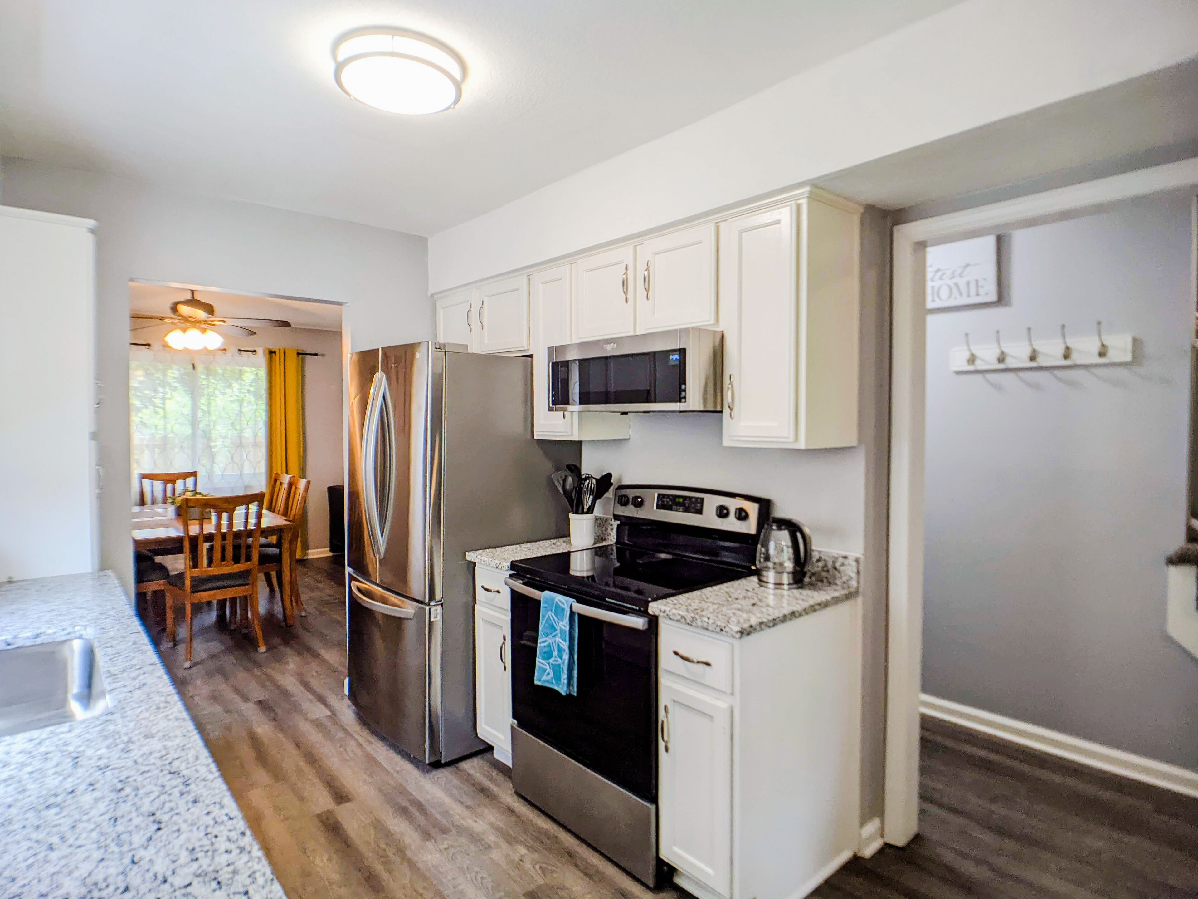 Kjøleskap, mikrobølgeovn, kaffetrakter/tekoker og brødrister