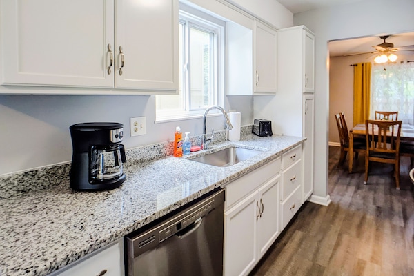 Refrigerador, microondas, cafetera y tetera y tostadora