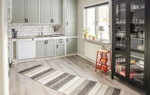 Kylskåp, spishäll, diskmaskin och kaffe- och tebryggare