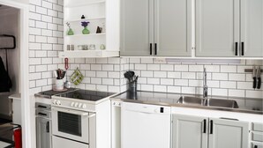 Kaffetrakter/tekoker, kjøleskap, mikrobølgeovn og kokeplater