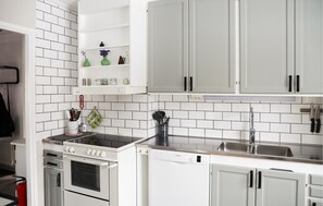 Fridge, stovetop, dishwasher, coffee/tea maker - 2 bedroom stunning home in Gärsnäs (Gärsnäs)