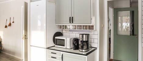 冷蔵庫、コンロ、食器洗い機、コーヒー / ティーメーカー