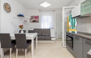 Fridge, oven, stovetop, dishwasher - Gorgeous apartment in Povljana with WiFi (Povljana)