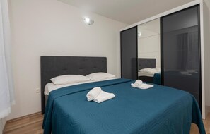 4 dormitorios, cuna de viaje, wifi gratis y ropa de cama