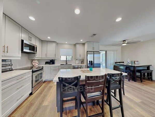 Geladeira, micro-ondas, fogão, cooktop