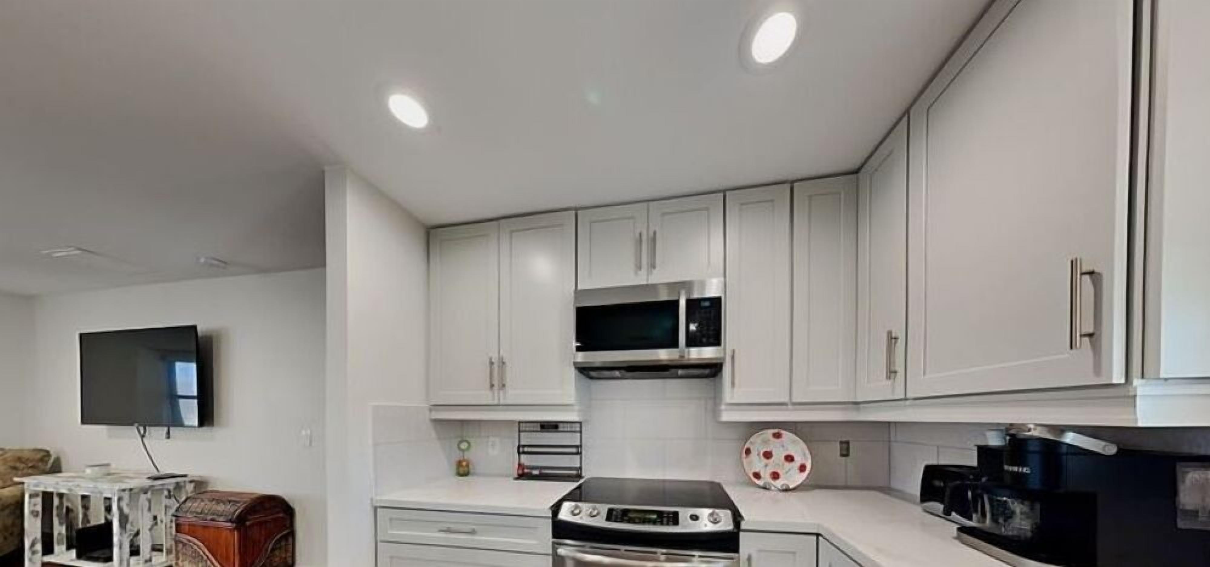 Geladeira, micro-ondas, fogão, cooktop