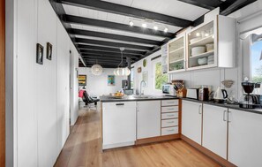 Fridge, stovetop, dishwasher, coffee/tea maker - Beautiful home in Hejls with WiFi (Hejls)