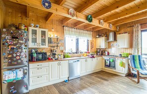 Jääkaappi, liesi, astianpesukone