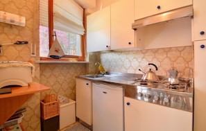 Refrigerador, placa de cocina, utensilios de cocina