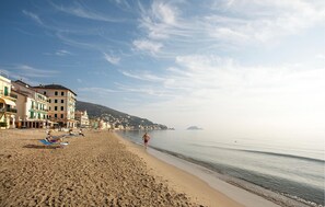 Una spiaggia nelle vicinanze