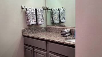 Ensemble douche/baignoire, sĂšche-cheveux, serviettes fournies