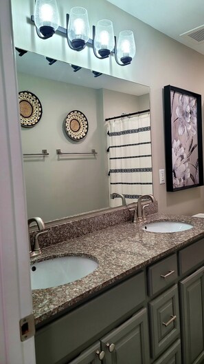 Duschwanne, Haartrockner, Handtücher