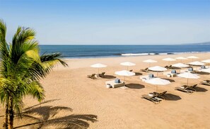 Beach nearby, sun loungers, beach towels - Luxury Suite, Sleep up to 10, Golf/Spa Discount, Great for Couples/Golf/Families (Nuevo Vallarta)