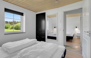 7 bedrooms, travel cot, free WiFi - Nice home in Ulfborg with sauna (Ulfborg)