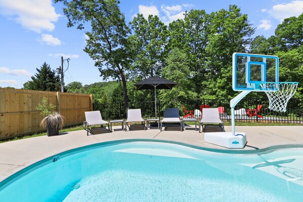 حمّام سباحة مُدفَّأ