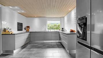 Køleskab, kogeplade, opvaskemaskine, kaffe-/temaskine